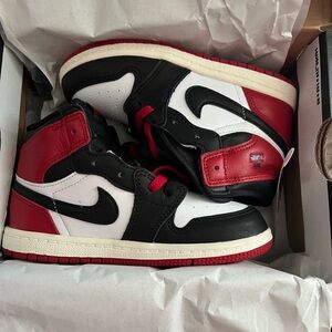 Jordan 1 Retro High NIKE in Black White Red